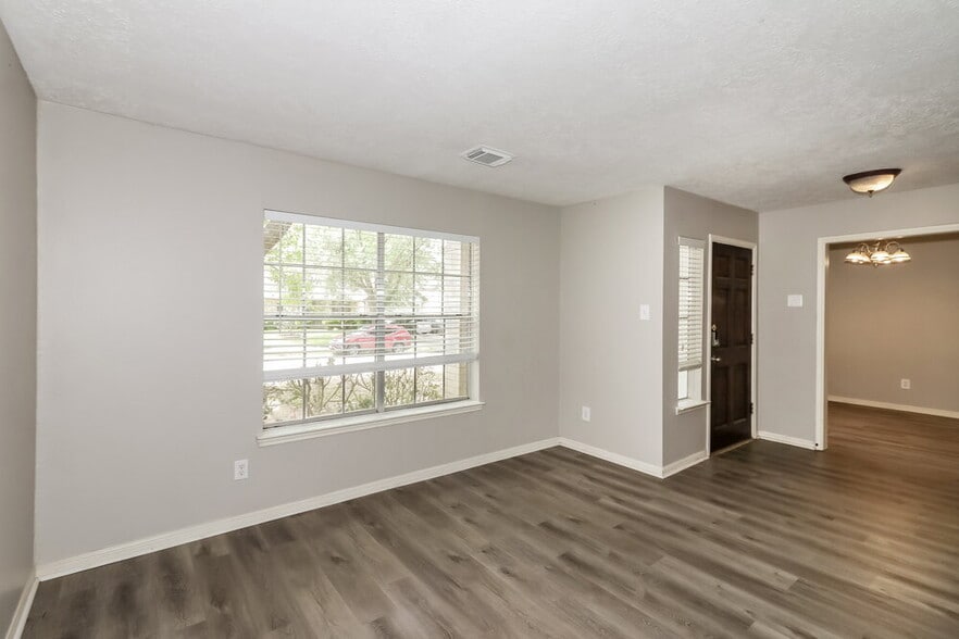 Building Photo - 4635 Linden Pl