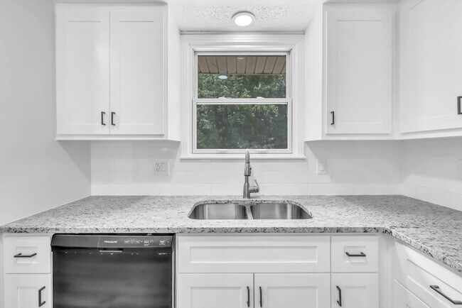 Building Photo - Wonderful 3 bed 2 bath with a modern interior