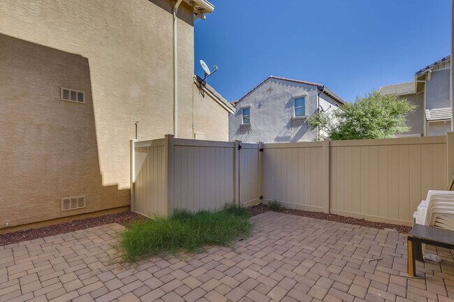 Building Photo - 860 S Adam Way