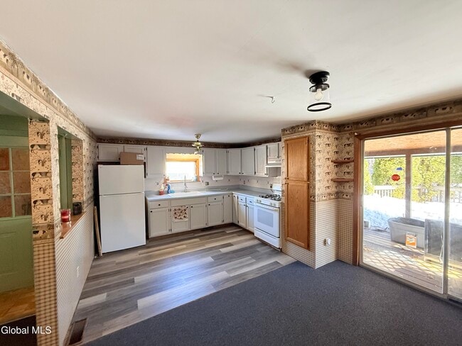 Building Photo - 304 S Main St