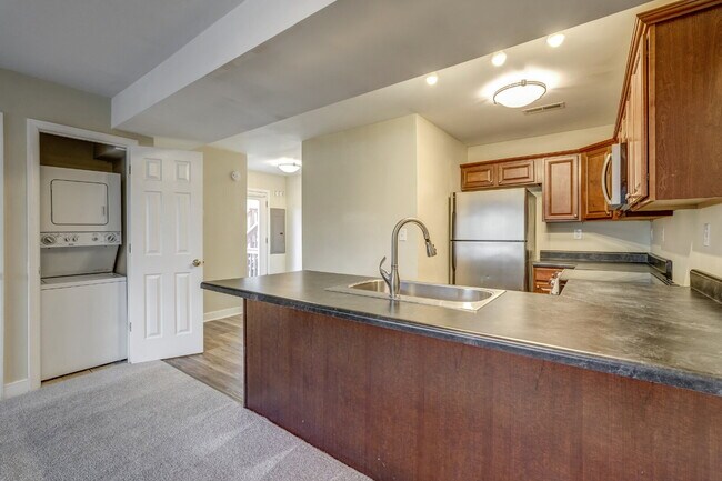 Building Photo - Prime UVA Location – 3BR/2.5BA Duplex Near UVA & Hospital