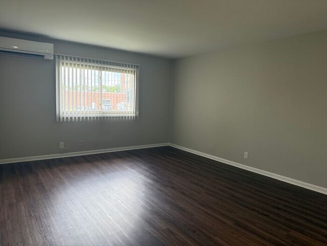 Building Photo - Remodeled 1 Bedroom Apartment!!! Walk to t...