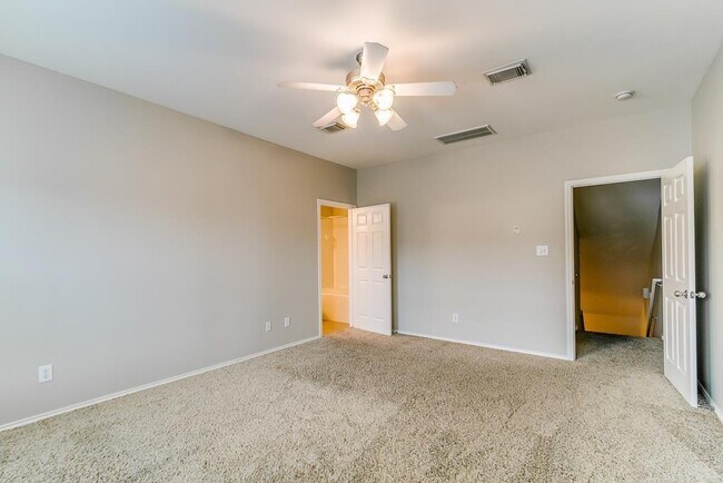 Building Photo - 914 W Heights Hollow Ln