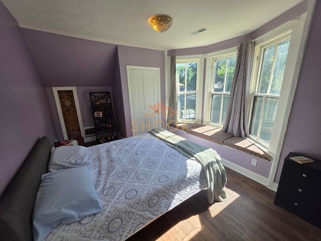 Building Photo - LARGE 4 BR HOME CLOSE TO DOWNTOWN W/ LOTS OF AMENITIES