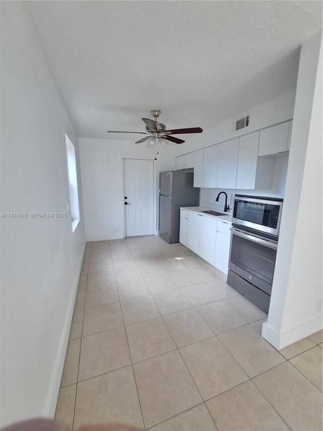 Building Photo - 1006 10th St