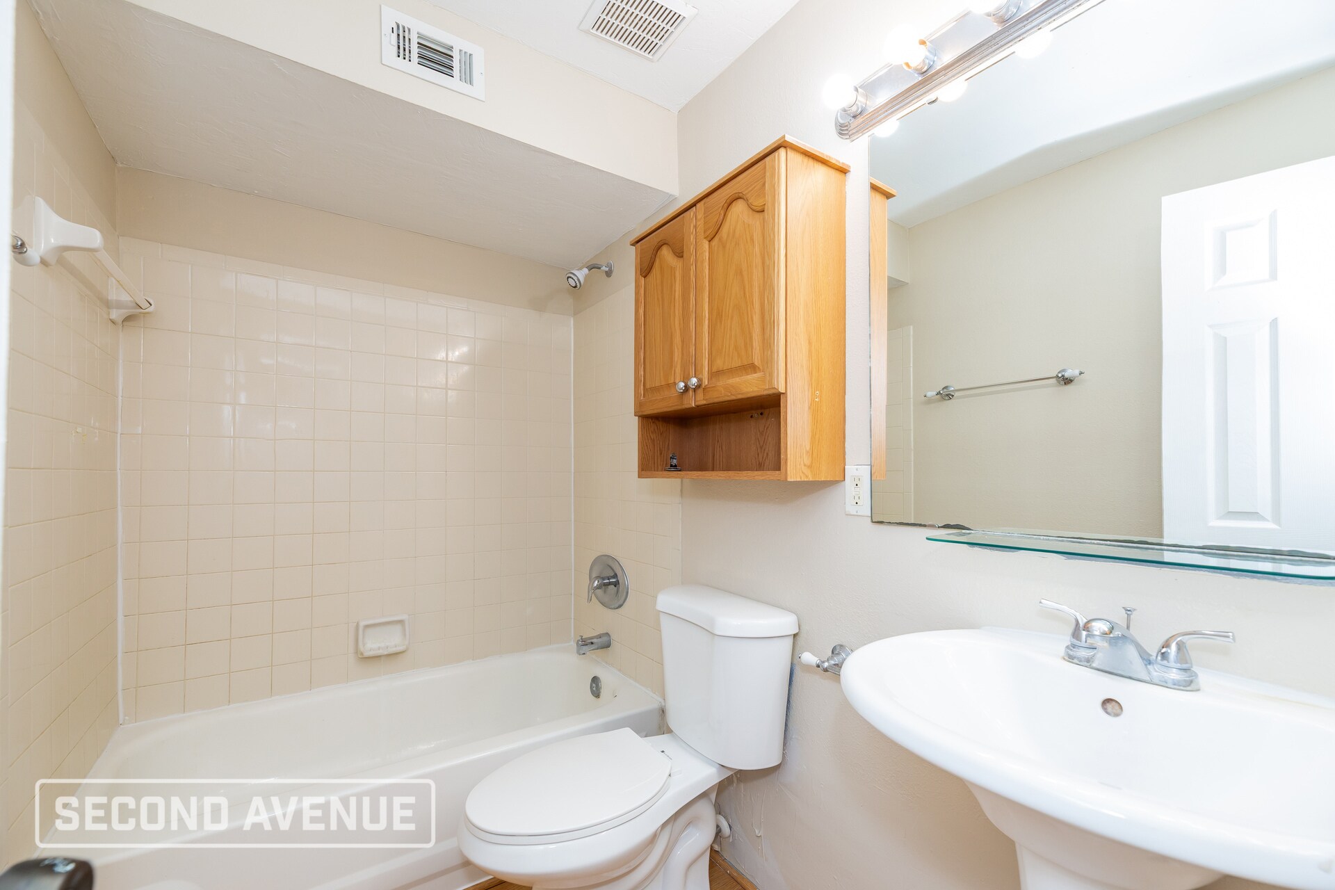 Building Photo - 1226 Bayshore Dr N