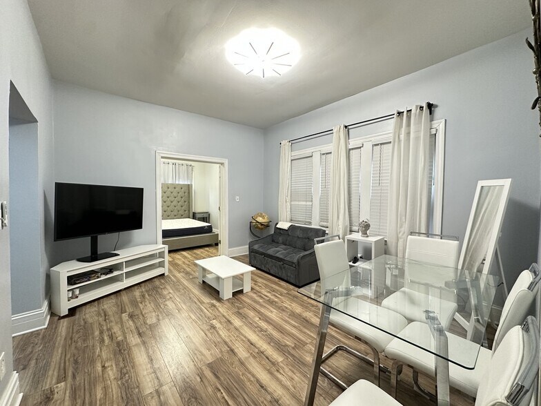 Building Photo - 716 N Elizabeth St