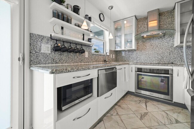 Building Photo - 1444 SE 15th Ct