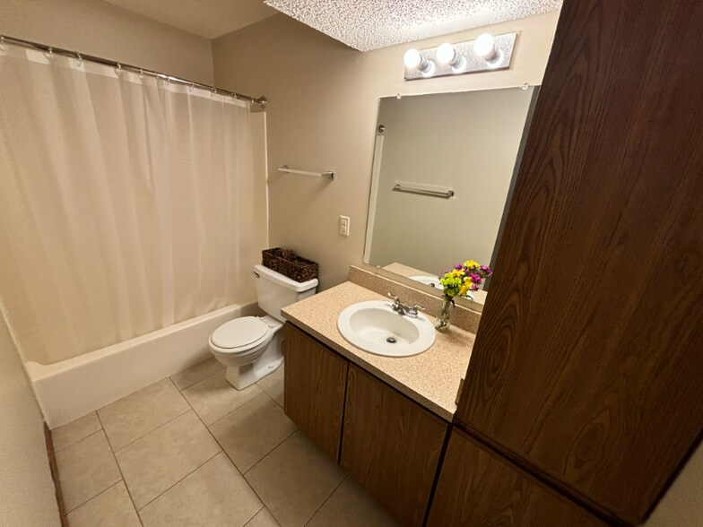 Building Photo - 5010 Emerald Dr