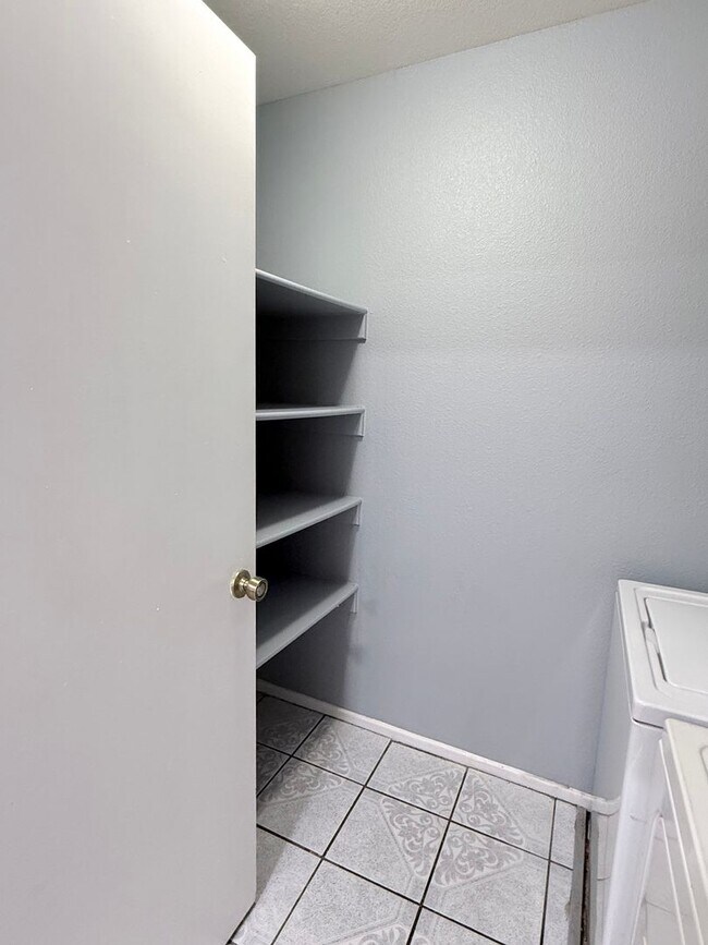 Building Photo - 3 bedrooms, 2 bathrooms Townhouse