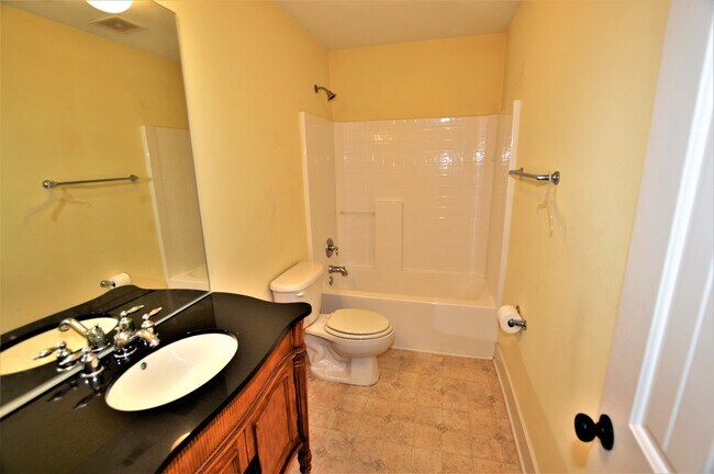 Building Photo - 2027 Rossburg Pl