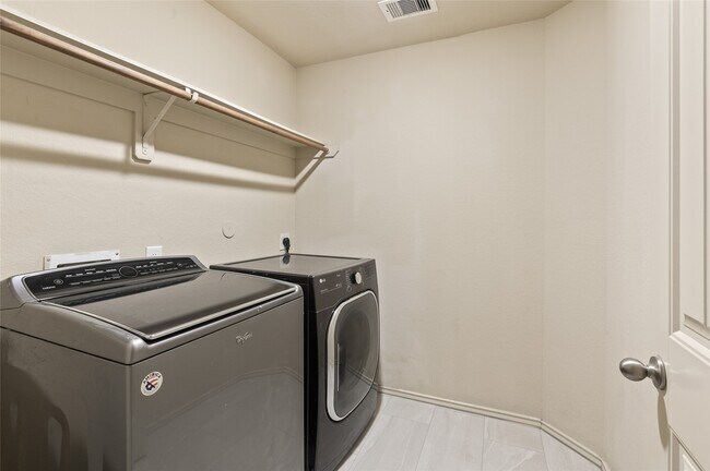 Building Photo - 2414 Fall Aster Dr