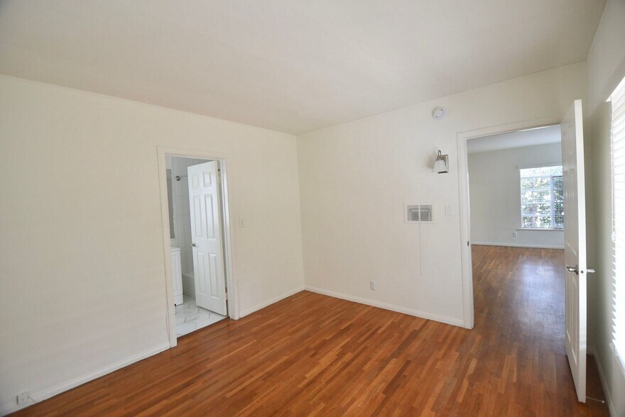 Building Photo - 11444 Riverside Dr