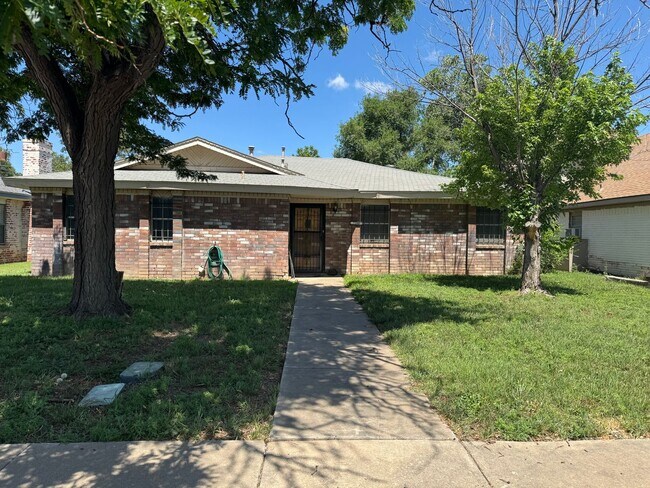 Primary Photo - 3bedroom 2bedrooms 2 car garage