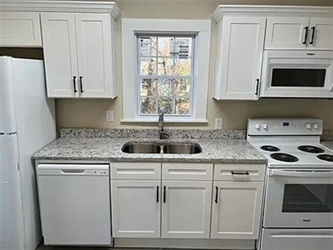 Building Photo - 505 S Elm St