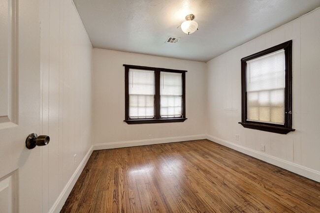 Building Photo - Cozy 2BD/1BTH Home Move In Ready Minutes f...