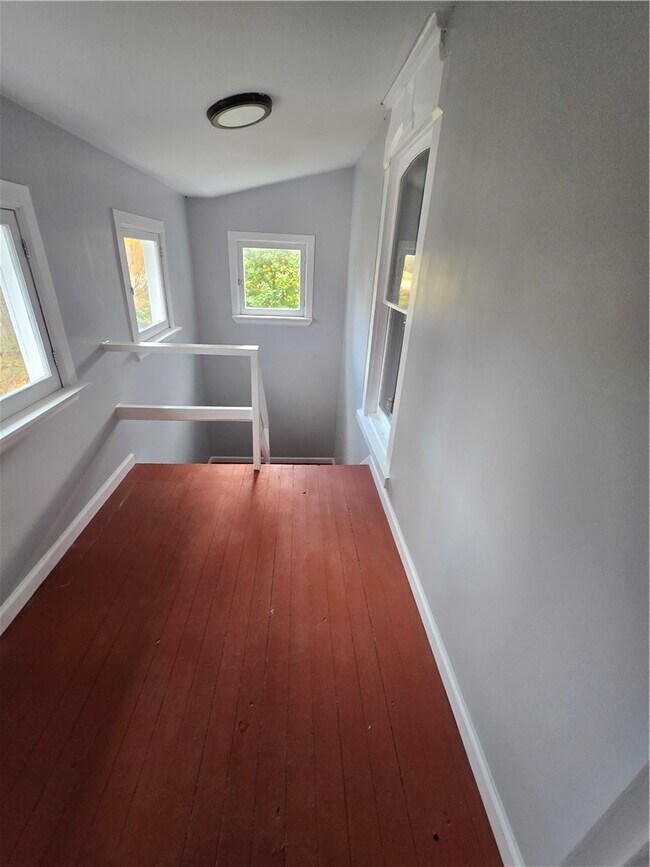 Building Photo - 41 Maple St