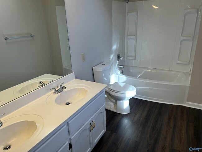 Building Photo - 550 Farmingdale Rd SE