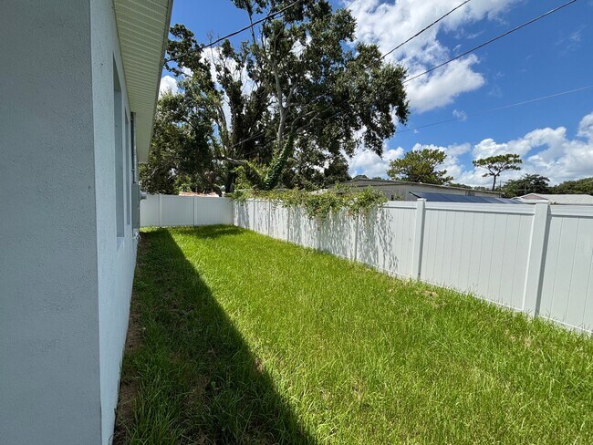 Building Photo - 6051 82nd Terrace N