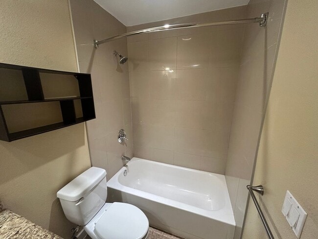 Building Photo - Gorgeous 1 bd Condo located in a prime loc...