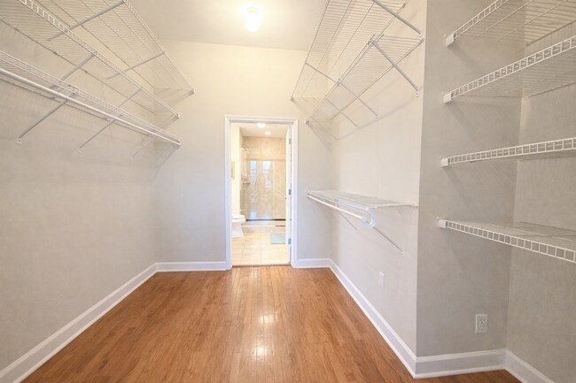 Building Photo - 2 Bedroom, 2 Bathroom