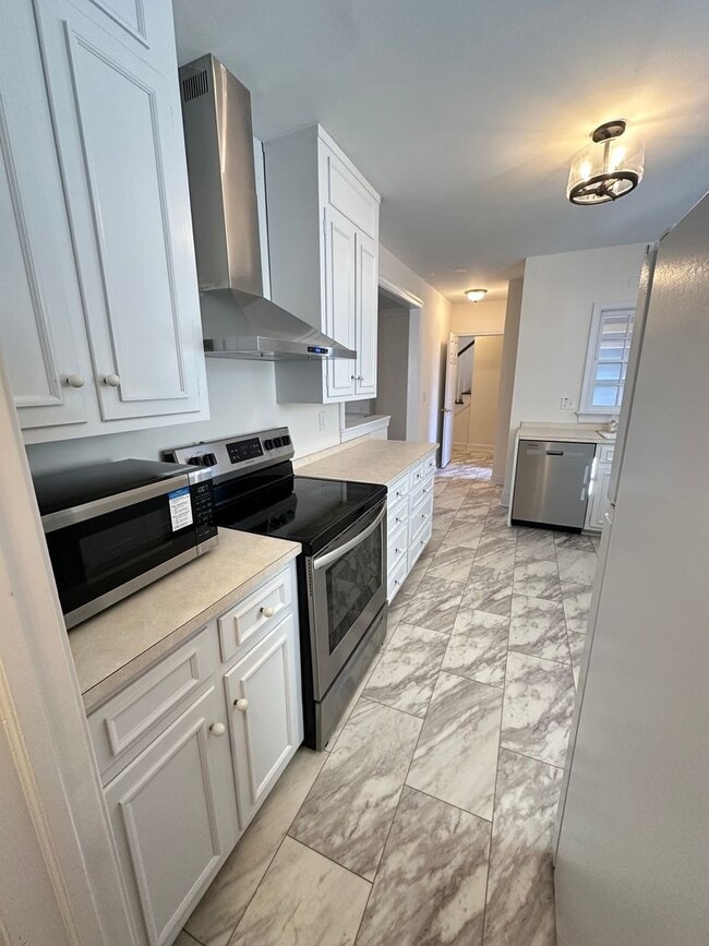 Building Photo - 503 Newport Ave