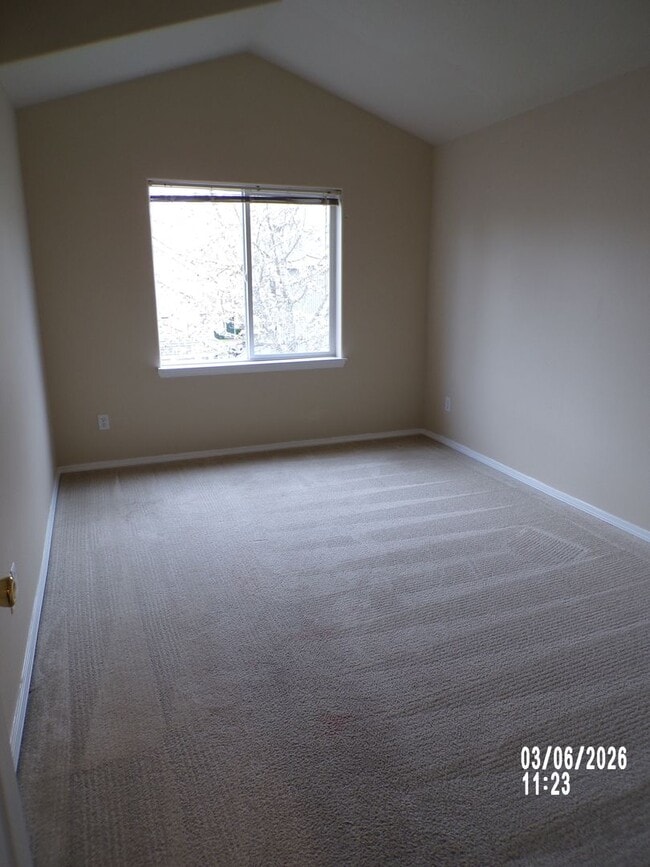 Building Photo - Newly remodeled Meadows Townhome