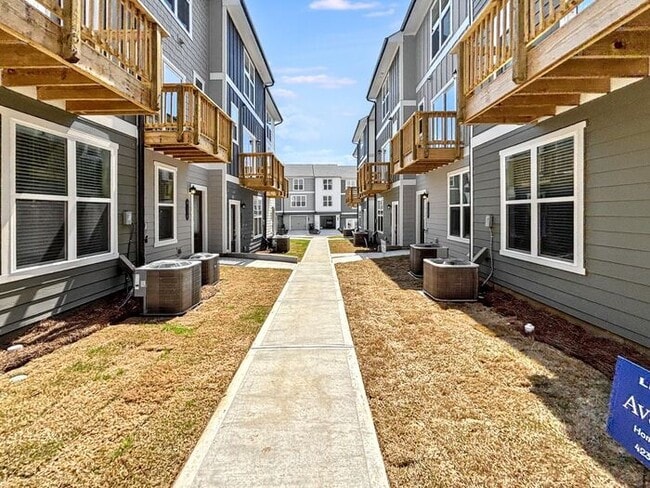 Building Photo - 4-Bedroom Home with Scenic Views and Conve...