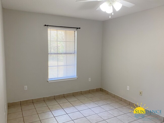 Building Photo - Nice 2 Bedroom Duplex in Navarre!