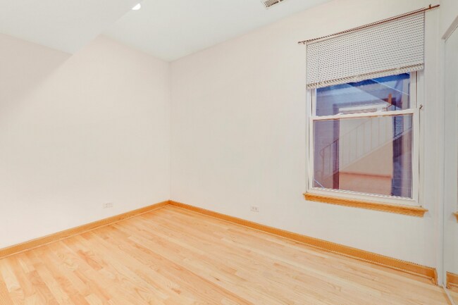 Building Photo - 2425 N Greenview Ave