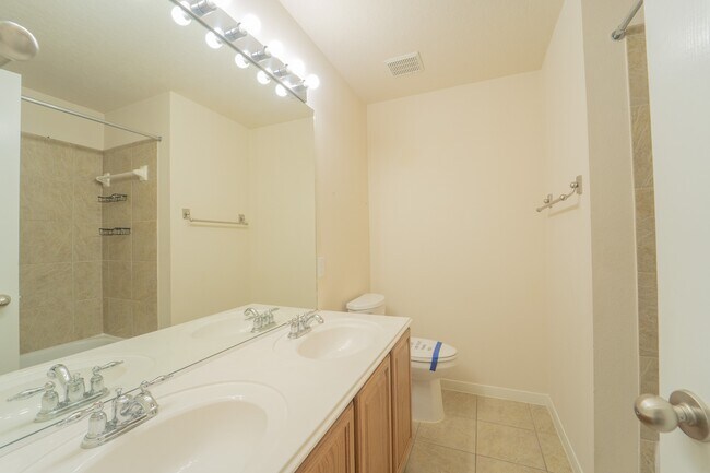 Building Photo - 2910 Sandleigh Dr