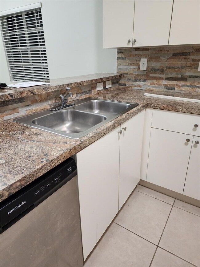 Building Photo - 1231 NE 32nd Ave