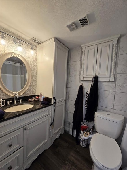 Building Photo - 105 4th Ave NE