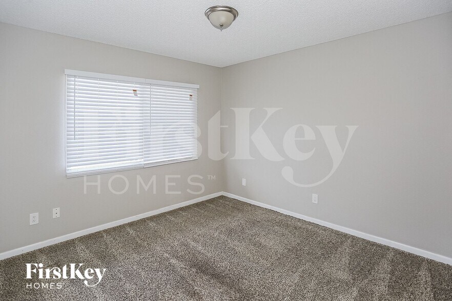 Building Photo - 8427 N 47th Dr