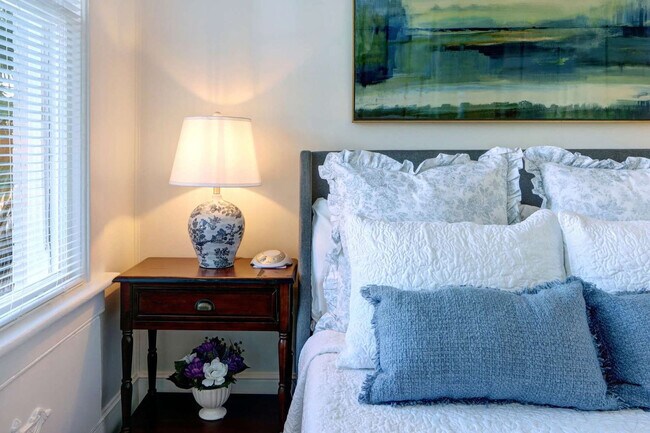 Building Photo - 306 E Victory Dr