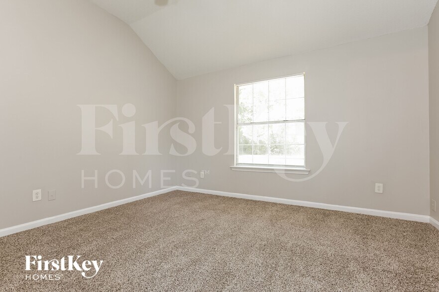 Building Photo - 370 Tait Rd