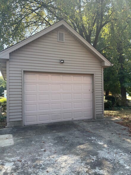 Building Photo - 4002 Massie Ave