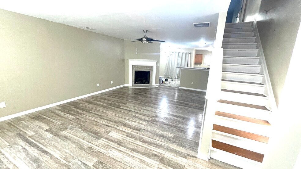 Building Photo - 711 Crestwell Cir SW