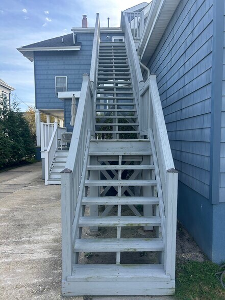 Building Photo - 313 6th Ave