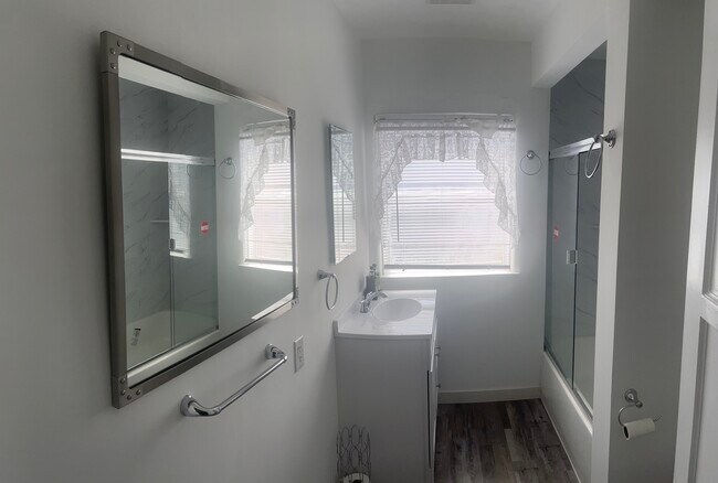 Building Photo - 2500 S Bronson Ave