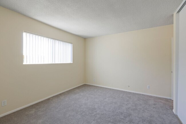 Building Photo - 8421 Lindley Ave