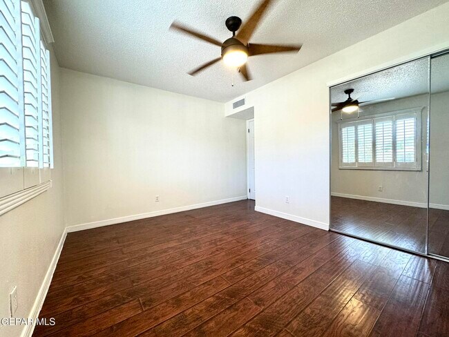 Building Photo - 10288 Lakeview Dr