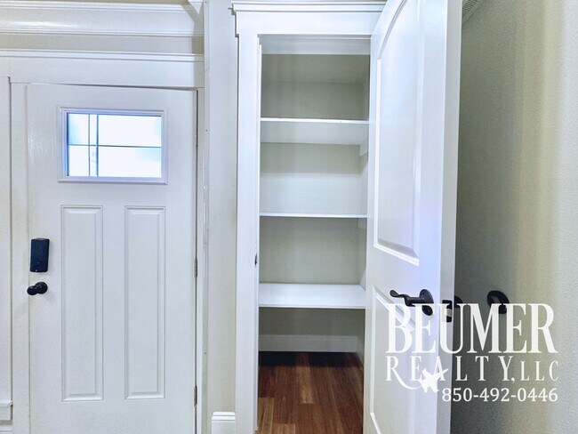 Building Photo - 2br 1.5 ba End Unit Townhome for Rent