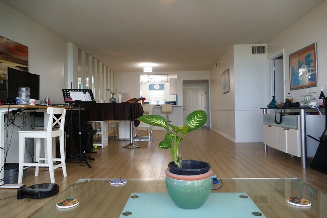 Building Photo - 3051 NE 48th St