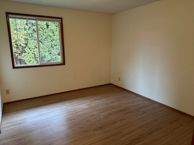 Building Photo - Three Bedroom Home in South Salem