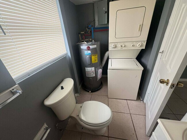 Building Photo - 4 bedroom Single-Family Home Available for Move-In NOW