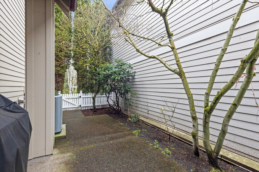 Building Photo - 9826 NW Justus Ln