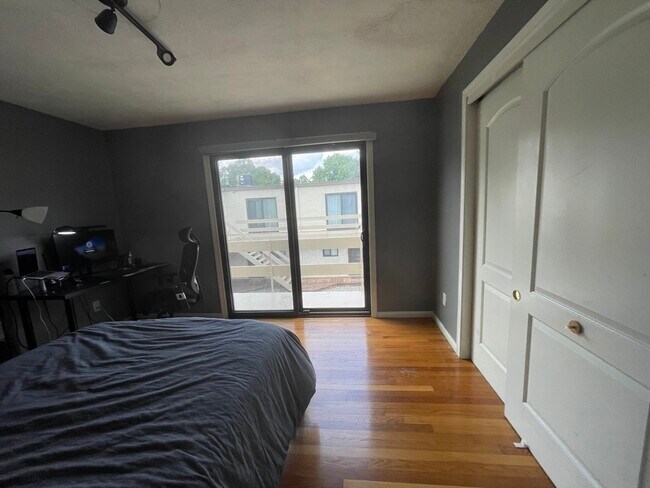 Building Photo - 120 Beaconsfield Rd