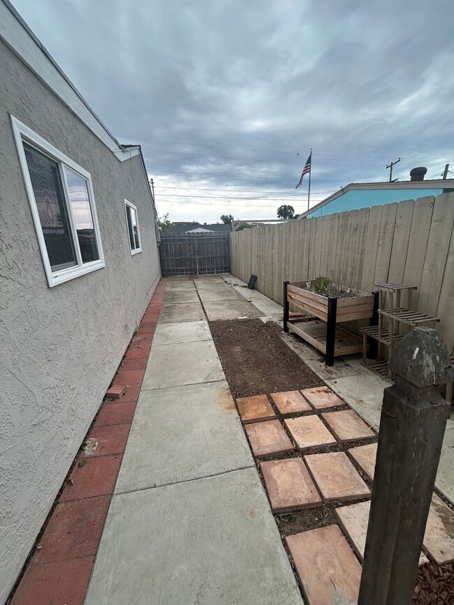 Building Photo - Beautiful 3 Bedroom/2 Bath Single Family H...