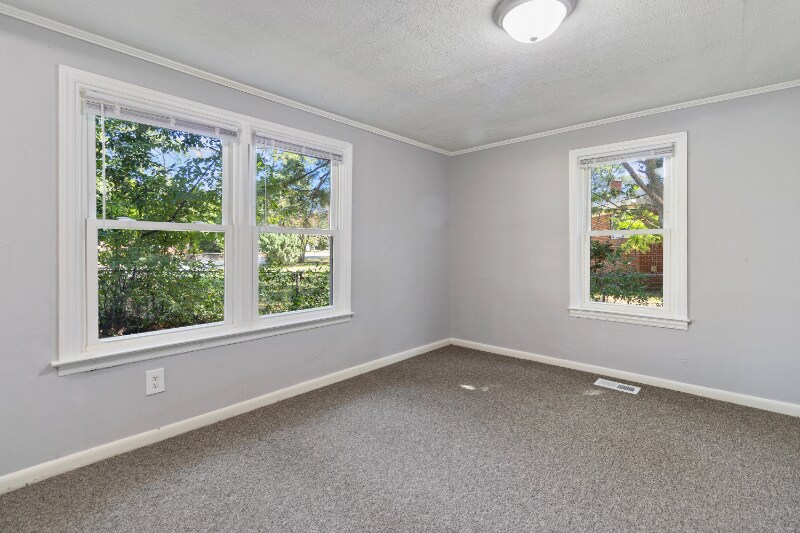 Building Photo - 3915 Glenridge Rd